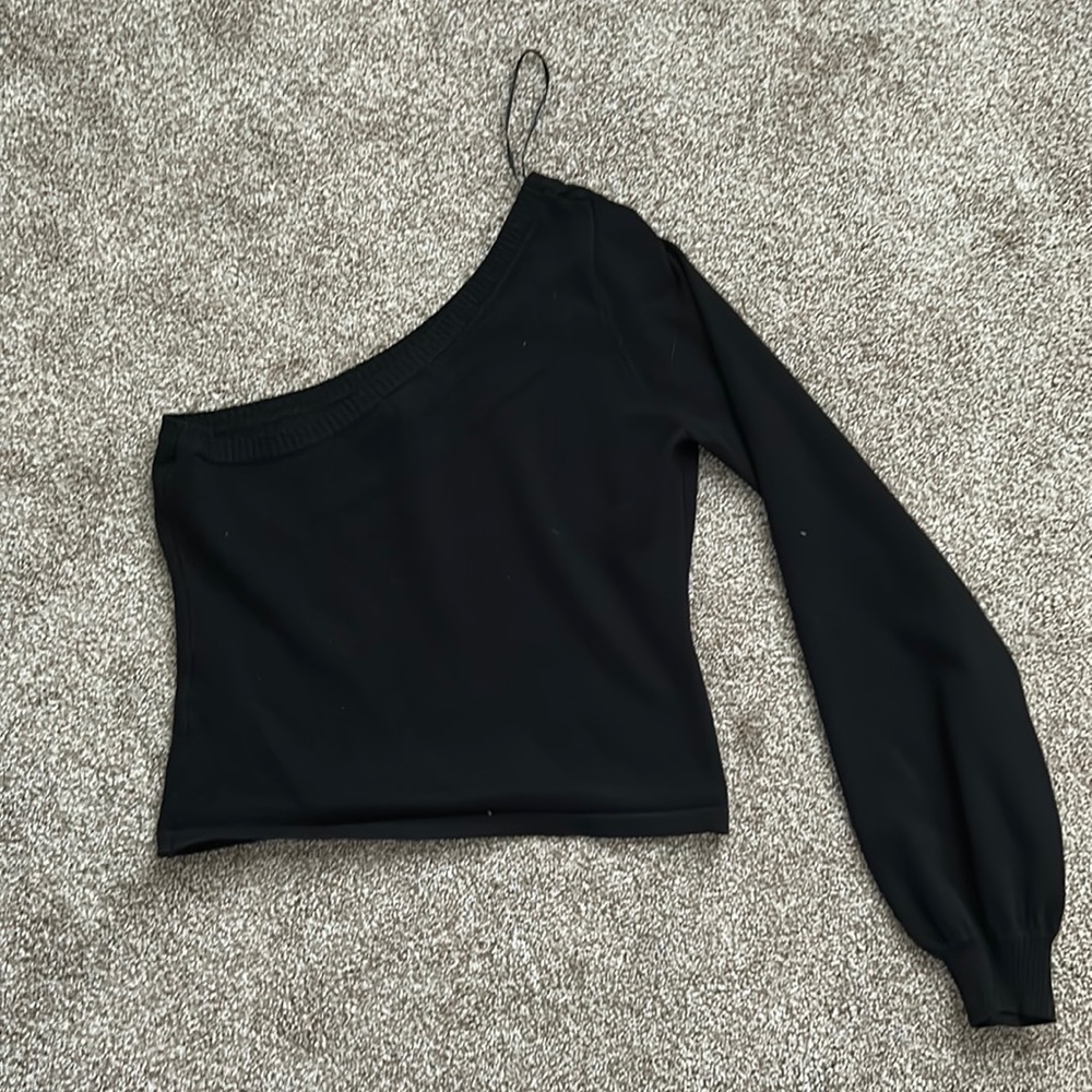 black one shoulder crop